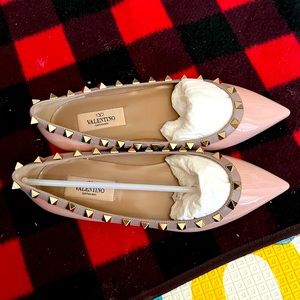 Popular Valentino Rockstud flats in Ballerina light Pink